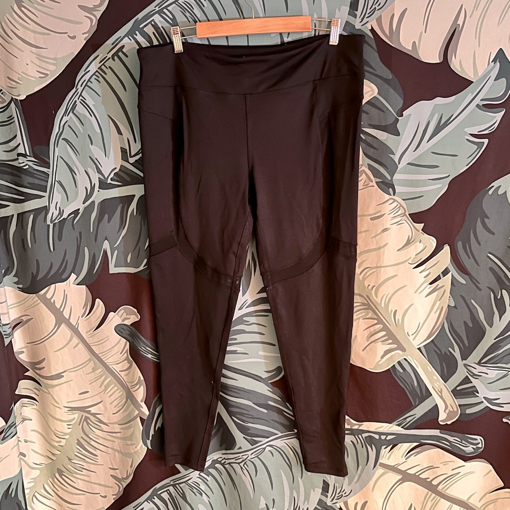 Mesh insert legging